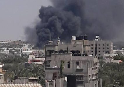 حريق هائل في مصنع للبلاستيك في قطاع غزة