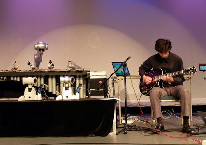 روبوت يعزف ويلحن ويؤلف الموسيقى