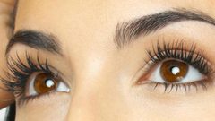 الفازلين وبودرة الأطفال لرموش طويلة وكثيفة