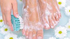 خلطة لتنعيم القدمين وإزاله التشققات