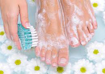 خلطة لتنعيم القدمين وإزاله التشققات