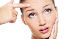 حل لاخفاء التجاعيد حول العيون