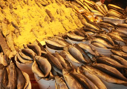 الفسيخ.. أكلة موروثة لا تفارق فرحة العيد