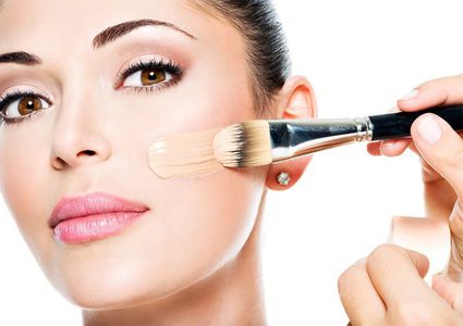 كيف تقومين بتطبيق كريم الأساس كالمحترفات