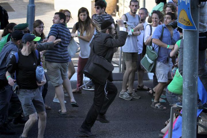 مستوطن يطعن مواطنا غرب بيت لحم