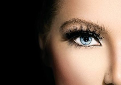 لماذا عليك ترطيب رموشك قبل وضع الماسكارا؟