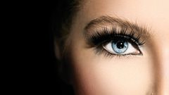 لماذا عليك ترطيب رموشك قبل وضع الماسكارا؟