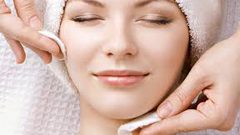 طرق تنظيف وتفتيح البشرة بالبيت