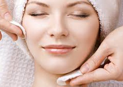 طرق تنظيف وتفتيح البشرة بالبيت