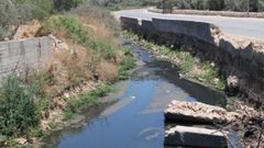 مزارعو فرخه يشكون التلوث بمجاري مستوطنة “أريئيل”