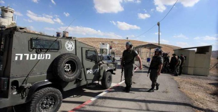 الاحتلال يعتقل مواطنة بزعم حيازتها سكينا