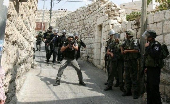 الاحتلال يداهم منزل الطفلة الشهيدة نوف انفيعات
