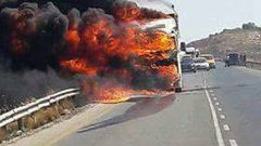 الدفاع المدني يخمد حريق شاحنة