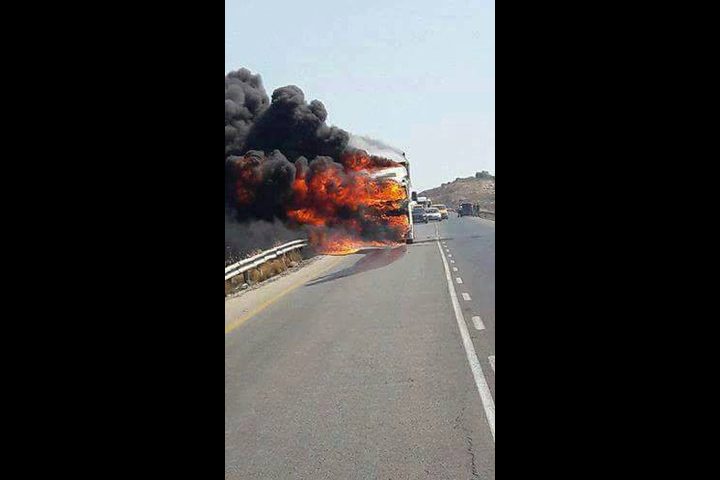الدفاع المدني يخمد حريق شاحنة