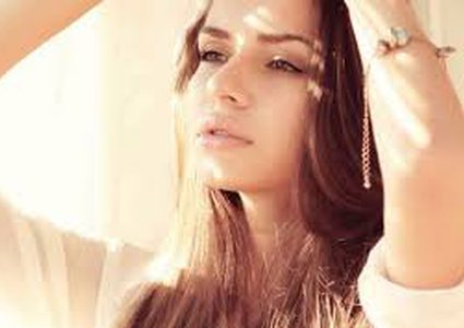 إطلالات مكياج عصرية مقاومة لرطوبة الصيف