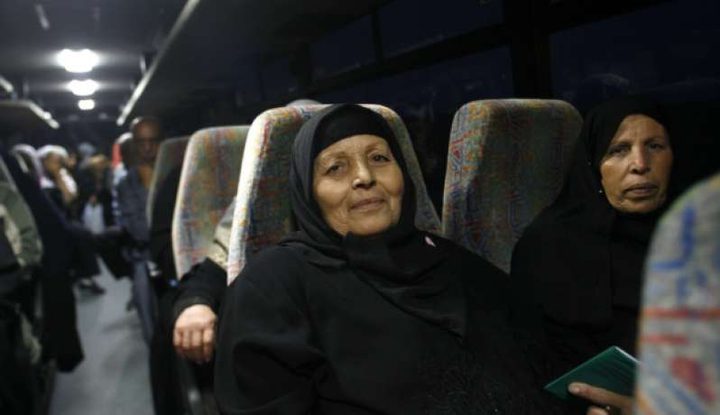 الاحتلال يمنع 37 عائلة من زيارة أبنائها في السجون