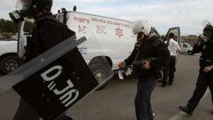 وحدات القمع تقتحم قسم 13 في سجن النقب