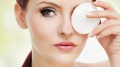 تعرفي على الطريقة الصحيحة لإزالة مكياج العيون