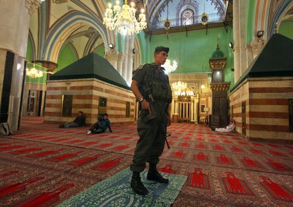 محللون: الحرم الإبراهيمي يصارع التهويد وحيداً.. والضغط الأمريكي صوري