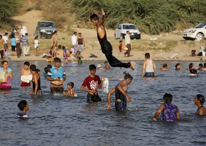 الموجة الحارة تنحسر اليوم .. هكذا لطف المواطنون الأجواء (صور)