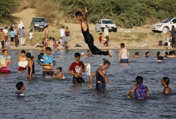 الموجة الحارة تنحسر اليوم .. هكذا لطف المواطنون الأجواء (صور)