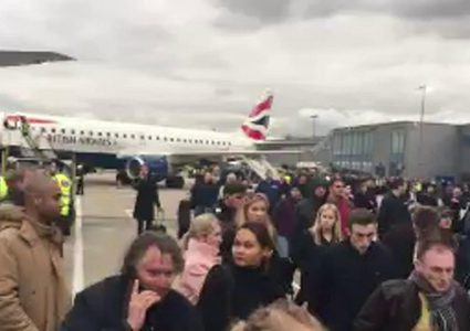 إخلاء صالة في مطار هيثرو بعد إنذار بوجود حريق