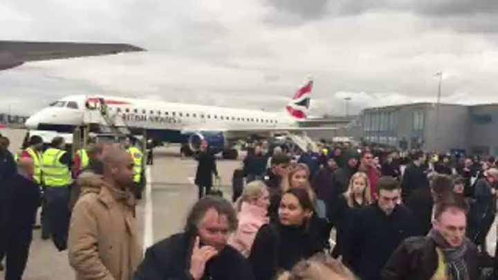 إخلاء صالة في مطار هيثرو بعد إنذار بوجود حريق