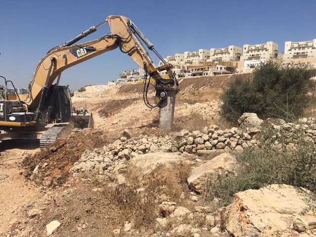 الشروع بفتح طريق منطقة دير سمعان الأثري في سلفيت