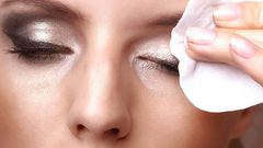 تعرفي على الطريقة الصحيحة لإزالة مكياج العيون