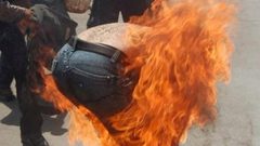 شاب يحاول احراق نفسه