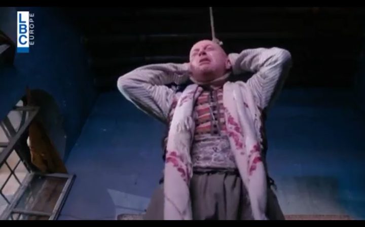 لف شالاً حول عنقه وصعد على كرسي ليقلد "النمس" في باب الحارة..ماذا بعد؟