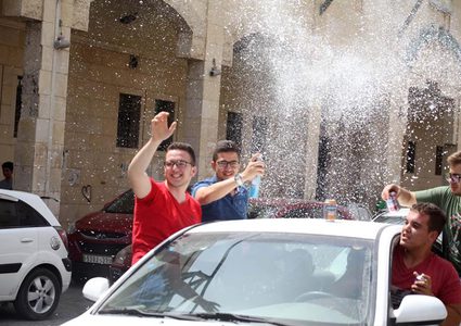 أهازيج الفرح تتلون بنتائج "التوجيهي" في فلسطين