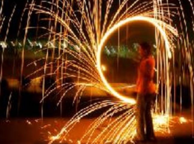 إصابة فتى بانفجار ألعاب نارية بيده