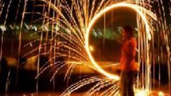 إصابة فتى بانفجار ألعاب نارية بيده