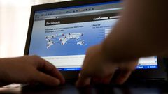 القبض على شخص بتهمة التشهير عبر "الفيسبوك"