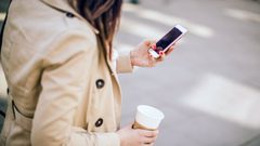 دراسة تكشف تأثير استخدام الهاتف أثناء المشي