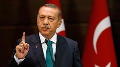 اردوغان يتعهد بقطع "رؤوس الخونة" الانقلابيين