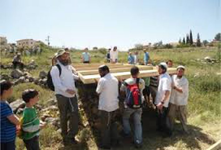 مستوطنون ينصبون بيوتا متنقلة جنوب بيت لحم