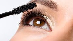 طرق لتتتخلصي من تلاصق رموشك بفعل الماسكرا