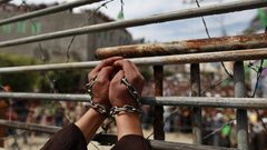 خمسة أسرى يدخلون أعواما جديدة في السجون