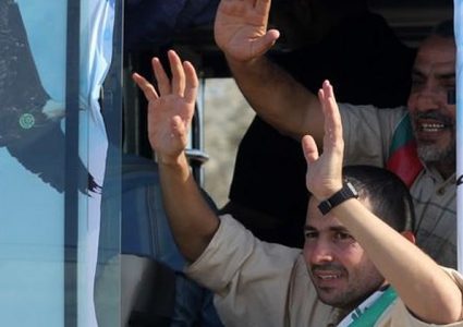 مبعدون إلى غزة...لا يروي ظمأ حنينهم إلا صوت الهاتف