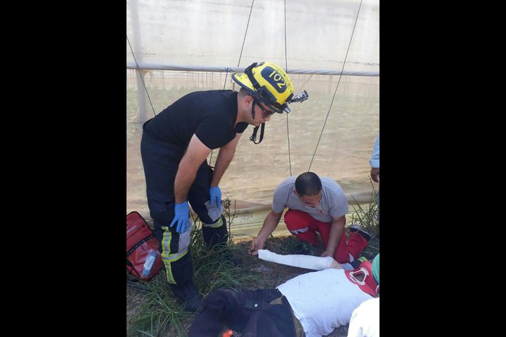 إصابة متوسطة إثر حادث جرار زراعي (صور)