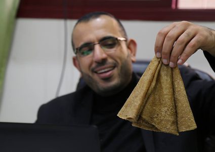 ما هو سر إقبال الغزيين على "خبز الصاج"؟