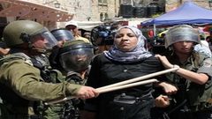 الاحتلال يعتقل والدة أسيرين خلال زيارتها لنجليها