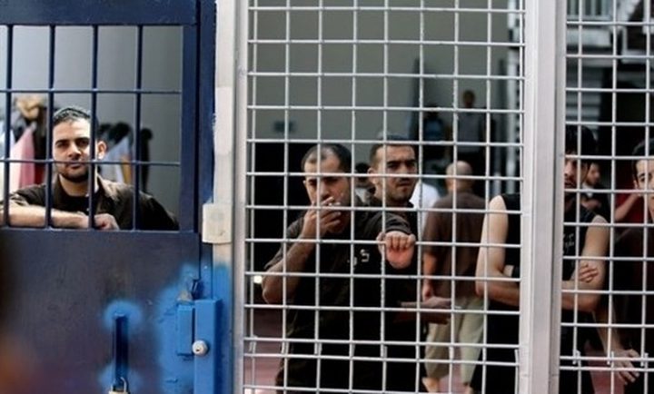 الحكم بالسجن الفعلي وغرامات مالية بحق ستة أسرى