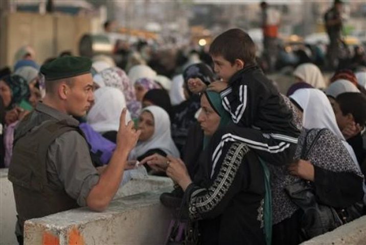 جنود الاحتلال يُجبرون الفتيات على تسليم ارقام هواتفهن للمجندات