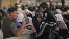 جنود الاحتلال يُجبرون الفتيات على تسليم ارقام هواتفهن للمجندات