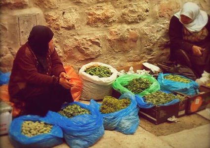 حكايات بسطات النساء في نابلس: كد يومي لتأمين لقمة العيش