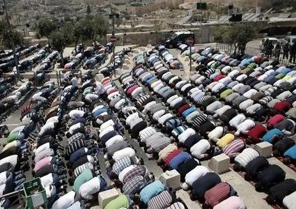 مقدسيون: صلينا على الاسفلت من أجل كرامة أقصانا