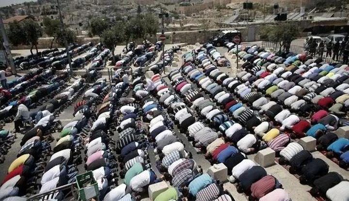 مقدسيون: صلينا على الاسفلت من أجل كرامة أقصانا